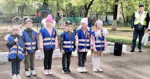 «Победе – безопасные дороги!»: в детском саду «Дюймовочка» прошел родительский патруль