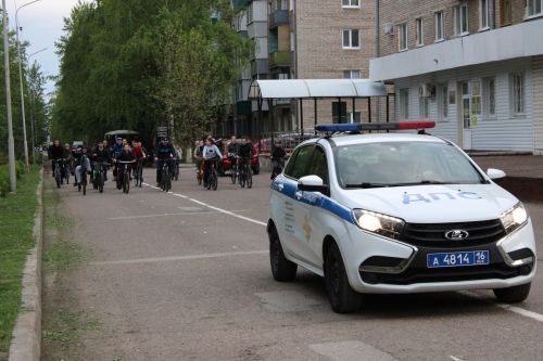 Около 200 заинцев проехали по улицам города на велосипедах в честь 80-летия Победы