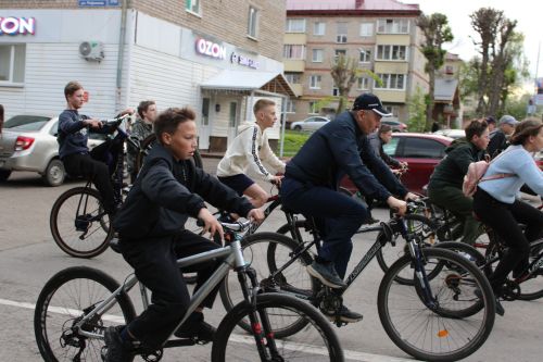 Около 200 заинцев проехали по улицам города на велосипедах в честь 80-летия Победы