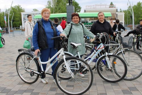 Около 200 заинцев проехали по улицам города на велосипедах в честь 80-летия Победы