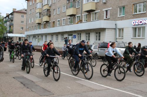 Около 200 заинцев проехали по улицам города на велосипедах в честь 80-летия Победы
