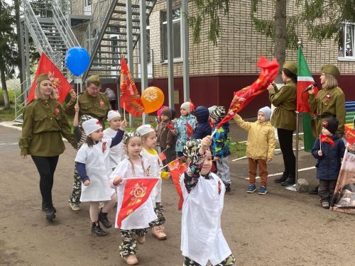 «Лесная сказка» помнит и гордится: в детском саду прошел парад в честь 80-летия Победы