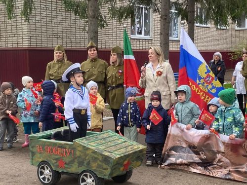 «Лесная сказка» помнит и гордится: в детском саду прошел парад в честь 80-летия Победы