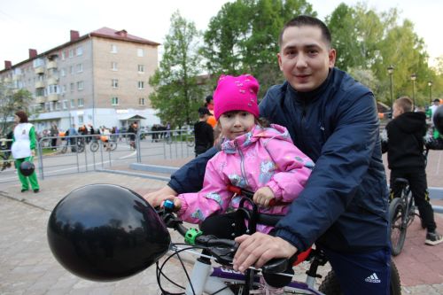 Около 200 заинцев проехали по улицам города на велосипедах в честь 80-летия Победы