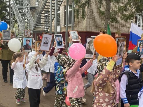 «Лесная сказка» помнит и гордится: в детском саду прошел парад в честь 80-летия Победы