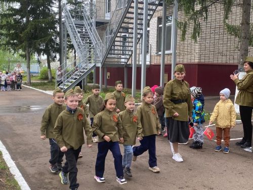 «Лесная сказка» помнит и гордится: в детском саду прошел парад в честь 80-летия Победы
