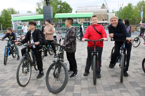 Около 200 заинцев проехали по улицам города на велосипедах в честь 80-летия Победы