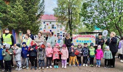 «Победе – безопасные дороги!»: в детском саду «Дюймовочка» прошел родительский патруль
