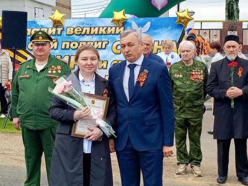 На митинге в честь юбилейного Дня Победы в Старом Заинске спел хор из 80 человек
