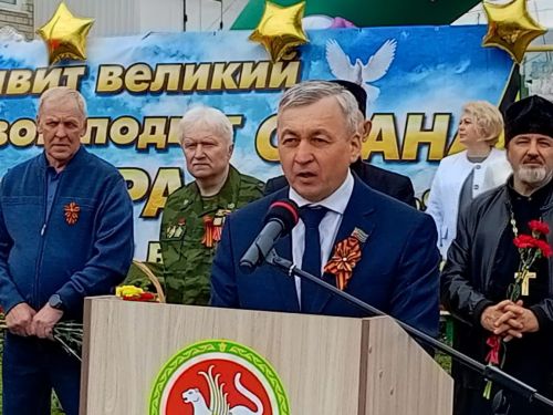 На митинге в честь юбилейного Дня Победы в Старом Заинске спел хор из 80 человек