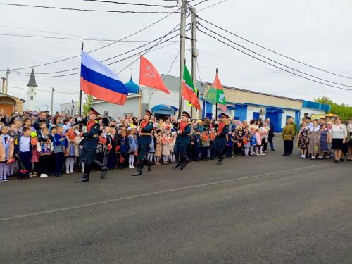 На митинге в честь юбилейного Дня Победы в Старом Заинске спел хор из 80 человек