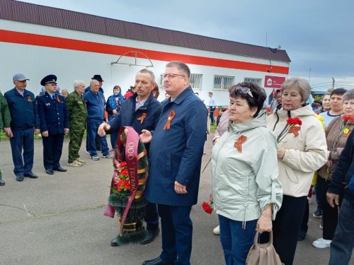 На митинге в честь юбилейного Дня Победы в Старом Заинске спел хор из 80 человек