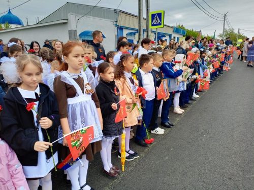 На митинге в честь юбилейного Дня Победы в Старом Заинске спел хор из 80 человек