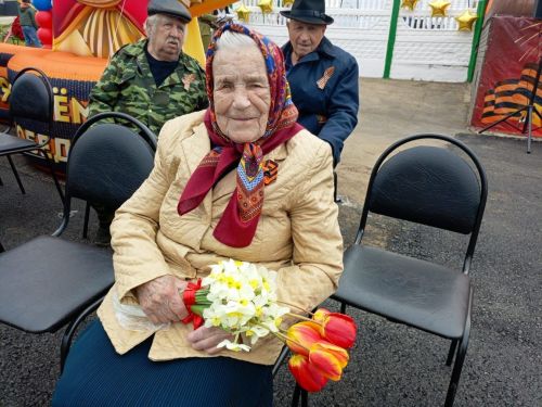 На митинге в честь юбилейного Дня Победы в Старом Заинске спел хор из 80 человек