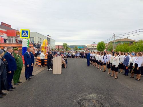 На митинге в честь юбилейного Дня Победы в Старом Заинске спел хор из 80 человек