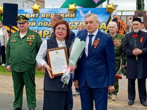 На митинге в честь юбилейного Дня Победы в Старом Заинске спел хор из 80 человек