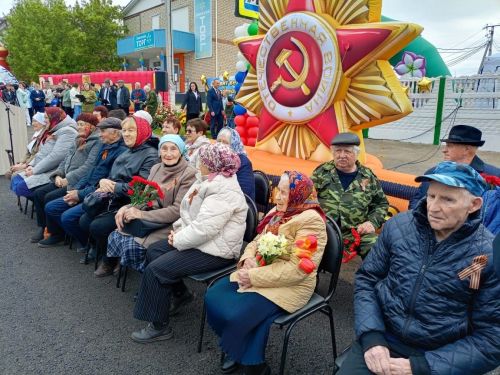 На митинге в честь юбилейного Дня Победы в Старом Заинске спел хор из 80 человек