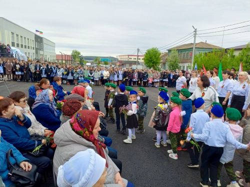 На митинге в честь юбилейного Дня Победы в Старом Заинске спел хор из 80 человек