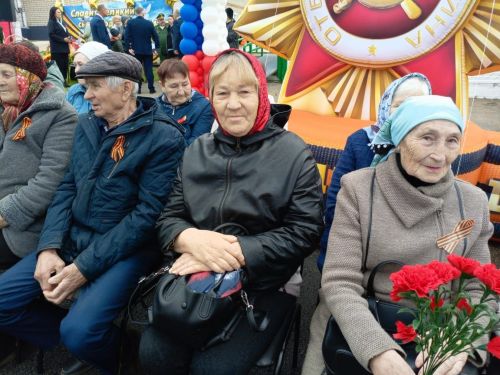 На митинге в честь юбилейного Дня Победы в Старом Заинске спел хор из 80 человек
