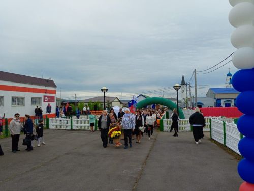 На митинге в честь юбилейного Дня Победы в Старом Заинске спел хор из 80 человек