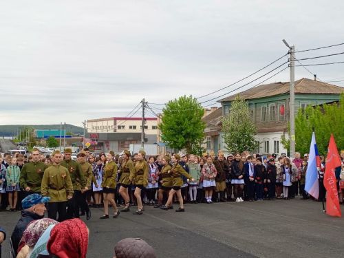 На митинге в честь юбилейного Дня Победы в Старом Заинске спел хор из 80 человек