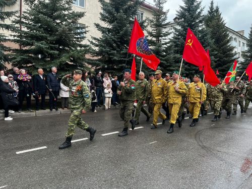 Зәйдә Җиңү көненә багышланган парад үтә