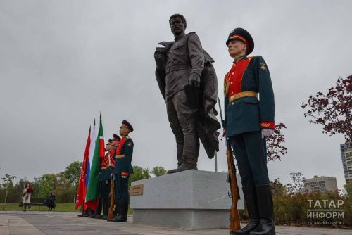 В Казани открыли памятник герою и поэту Фатиху Кариму