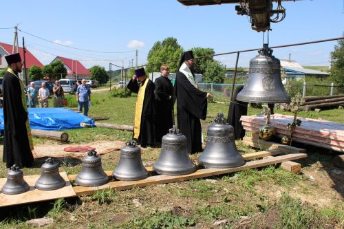 В Верхнем Багряже на старинной Троицкой церкви установили крест и освятили колокола