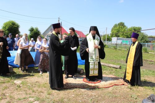 В Верхнем Багряже на старинной Троицкой церкви установили крест и освятили колокола