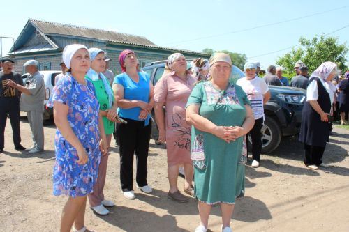 В Верхнем Багряже на старинной Троицкой церкви установили крест и освятили колокола