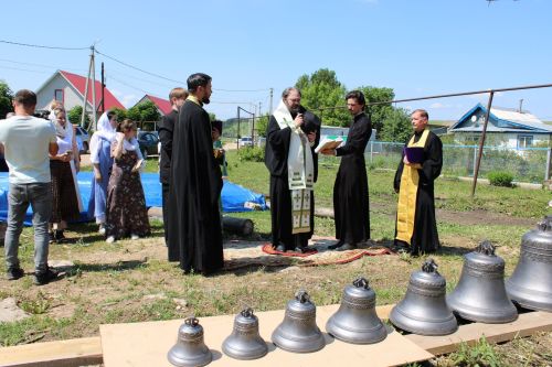 В Верхнем Багряже на старинной Троицкой церкви установили крест и освятили колокола