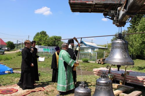 В Верхнем Багряже на старинной Троицкой церкви установили крест и освятили колокола