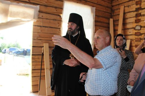 В Верхнем Багряже на старинной Троицкой церкви установили крест и освятили колокола