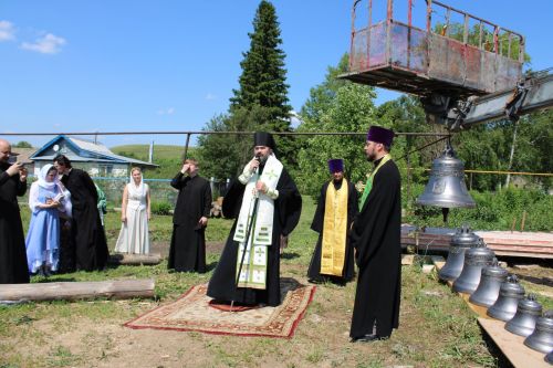 В Верхнем Багряже на старинной Троицкой церкви установили крест и освятили колокола