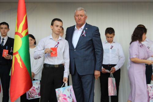 В Заинске вручили паспорта молодежи в День России