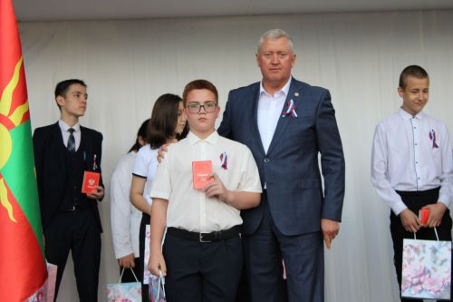 В Заинске вручили паспорта молодежи в День России