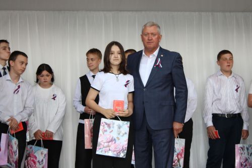 В Заинске вручили паспорта молодежи в День России