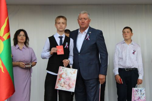 В Заинске вручили паспорта молодежи в День России
