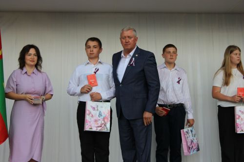 В Заинске вручили паспорта молодежи в День России