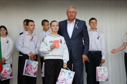 В Заинске вручили паспорта молодежи в День России