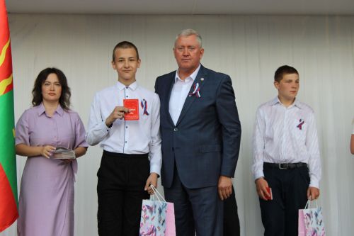 В Заинске вручили паспорта молодежи в День России