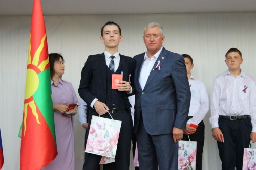 В Заинске вручили паспорта молодежи в День России