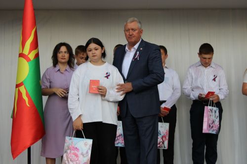 В Заинске вручили паспорта молодежи в День России