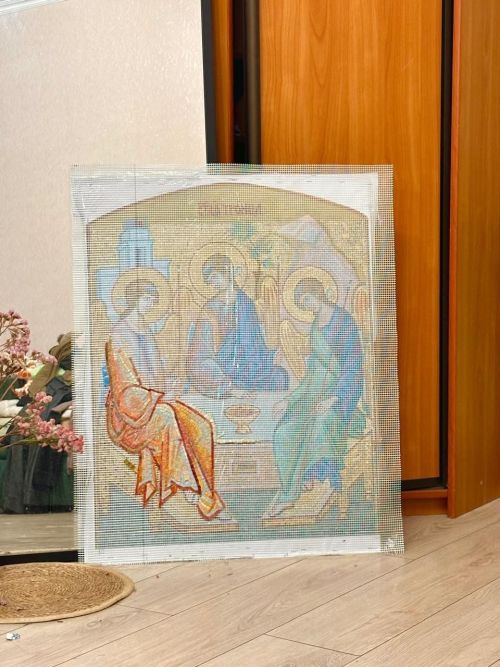 Стену Свято-Троицкого храма в Заинске украсит икона «Пресвятой Троицы» из смальты