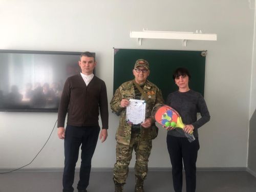 Участник СВО из Заинска вручил подарки детям, которые написали ему письма