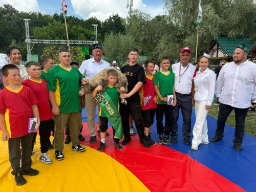 Национальная борьба стала украшением заинского подворья на казанском Сабантуе