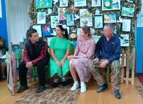 Ялга кайткан  Чыбыклы хәрбие туган авылында “Сугышка озату” театрлаштырылган күренешендә уйнады