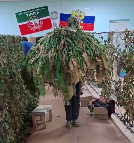 Зәй волонтерлары хәрбиләр өчен маскировка зонтлары ясый