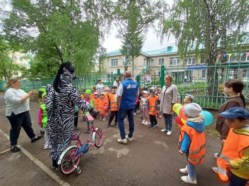 Дошкольники Заинска изучили ПДД с инспектором и «зеброй»
