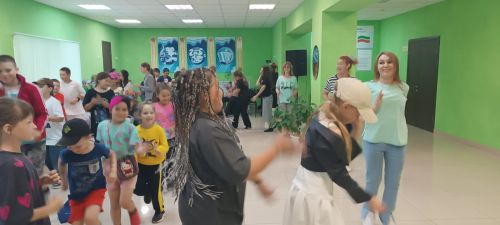 В микрорайоне Мирный прошёл танцевальный флешмоб «Будь здоровым! Танцуй!»